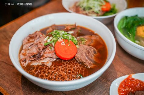 牛莊園牛肉麵 蔬果湯頭的牛肉麵 清香不死鹹。配上奶油香煎雪花牛 顛覆你對牛肉麵的想像。不吃牛的也有好喝的莊園雞肉湯 營養滿點。捷運科技大樓站