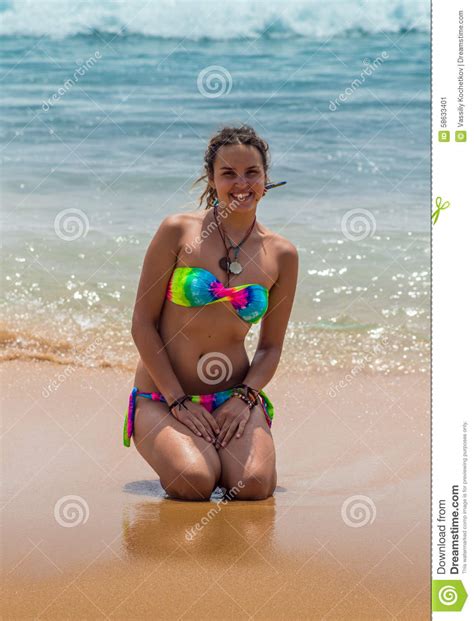 Pi Kna Kobieta Sunbathing Przy W Bikini Obraz Stock Obraz Z O Onej Z