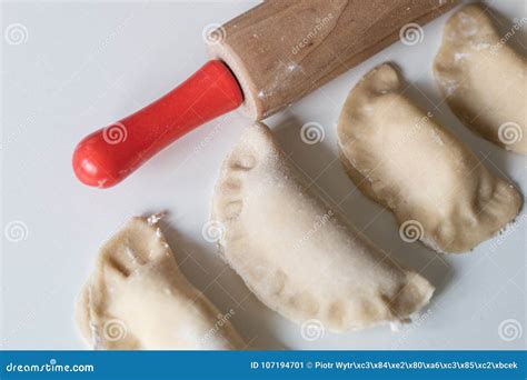 Bolinhas De Massa Saborosos Enchimento Da Batata Fazendo Bolinhas