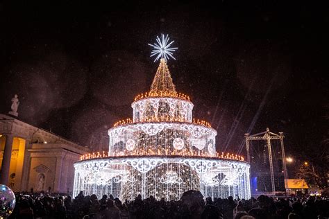 Vilniuje įžiebta Kalėdų eglė torto instaliacija pritraukė įspūdingą