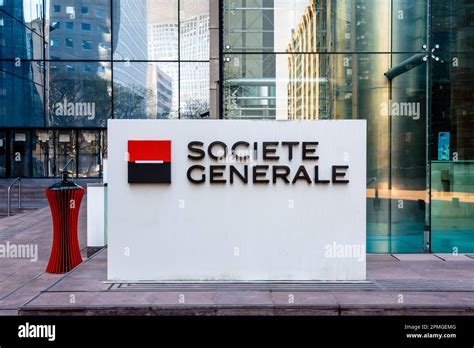 Signe De La Société Générale à Lentrée Du Siège Du Groupe Bancaire