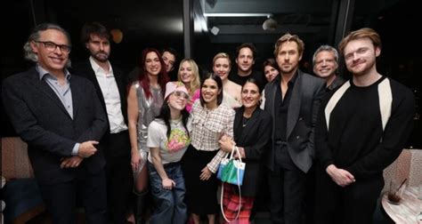 Margot Robbie Y Ryan Gosling Se Reunieron Con El Reparto De Barbie