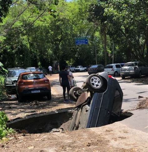 Buraco se abre em rua da Barra e engole carro Diário do Rio de Janeiro