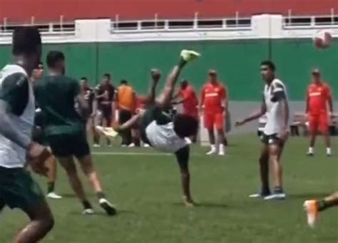 Marcelo marca golaço de bicicleta em treino do Fluminense veja vídeo