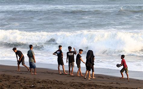 Waspada Gelombang Tinggi Hingga Meter Di Laut Selatan Diy