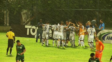 Autor do gol da vitória proletária contra o Altos PI Jonatas celebra