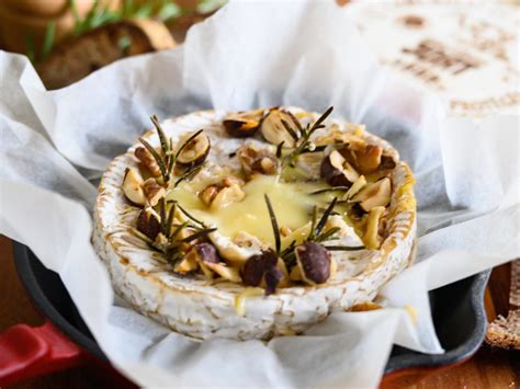 Camembert rôti au romarin et fruits secs pour amateurs de fromage