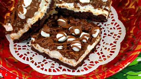 Кусочки торта на тарелке - обои для рабочего стола, картинки, фото