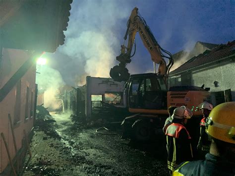 Großbrand Stallungen und Wohnhaus vernichtet 17 Rinder verenden