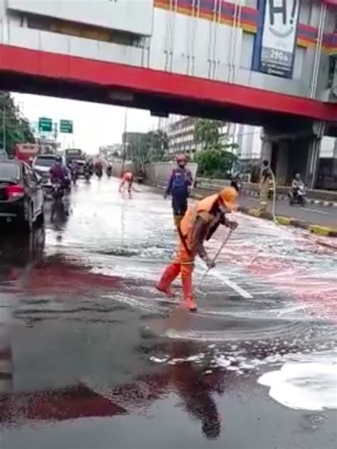 Oli Tumpah Di Jalan Pasar Senen Jakpus Sejumlah Pemotor Terjatuh