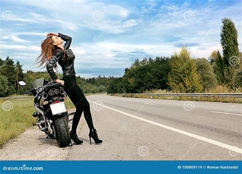 Fille Sexy De Cycliste Image Stock Image Du Cycliste 100809119