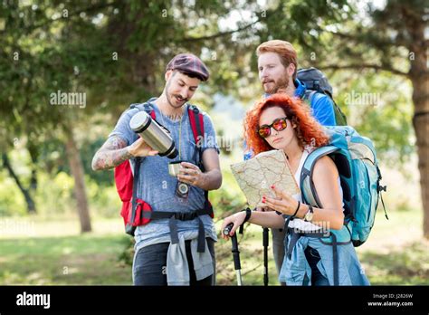 Sportlerinnen Und Sportlern Wandern Mit Rucksack Karte Thermoskanne