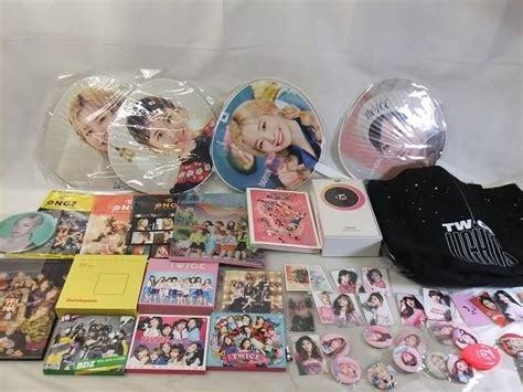 【やや傷や汚れあり】【同梱可】中古品 韓流 Twice ペンライト Yes Or Yes What Is Love Cd 等 グッズセットの