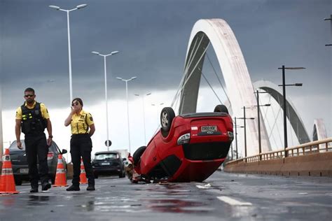 V Deo Carro Capota E Congestiona Tr Nsito Na Ponte Jk Metr Poles