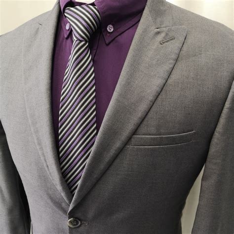 Gris Medio En Combinaci N De Camisa Y Corbata Traje Gris Oscuro