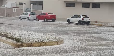 VÍDEO chuva de granizo causa estragos e pega moradores de surpresa em