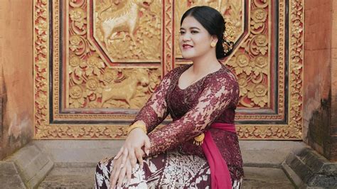 Kahiyang Ayu Pamer Pose Anggun Dengan Kebaya Dan Kain Bali Jelang