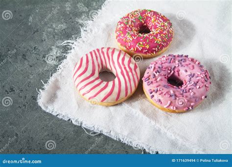 Donuts Deliciosos Cozidos Migalha De Pastelaria Em Fundo De