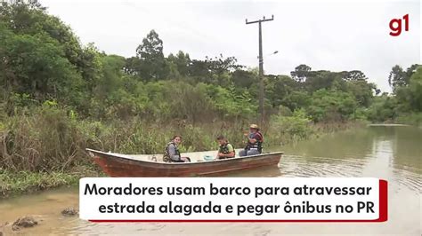 V Deo Moradores Usam Barco Para Atravessar Estrada Alagada E Pegar