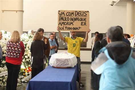 Corpo de Paulo Henrique Amorim é enterrado no Rio de Janeiro