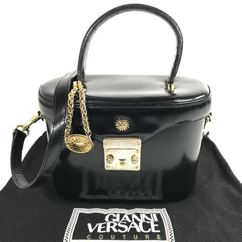 【やや傷や汚れあり】【ヴェルサーチェ】本物 Versace バニティバッグ 2way ショルダーバッグ 黒 サンバースト 太陽 チャーム付