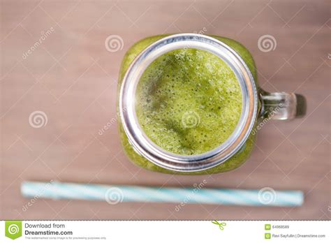 Um Batido Verde Em Um Frasco De Pedreiro Tubo Imagem De Stock