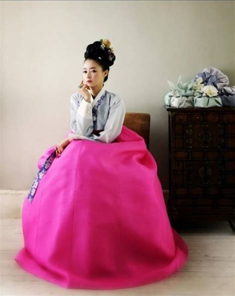 НАЦИОНАЛЬНЫЙ КОРЕЙСКИЙ КОСТЮМ Корейцы с гордостью относятся к своей ...