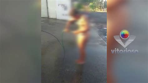 VÍDEO FLAGRANTE Mulher toma banho pelada no meio da rua no Bairro