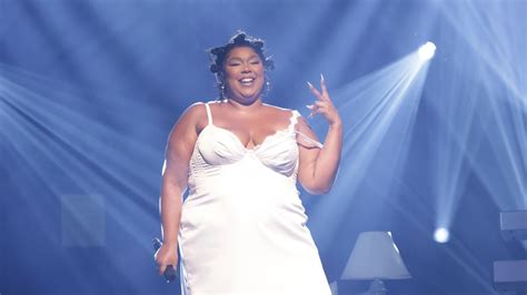 Watch Lizzo Perform ‘break Up Twice And ‘someday At Christmas On