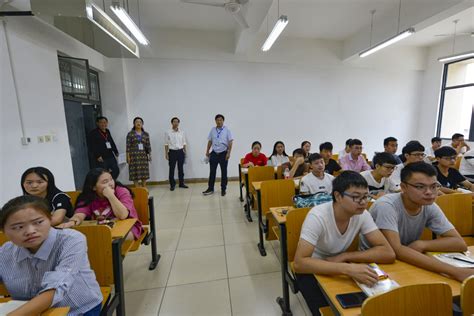 学院领导视察新学期学生上课情况 河南开封科技传媒学院