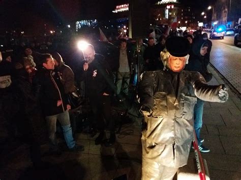 Na Kaczyńskiego czekali pod Sheratonem demonstranci Mieli maski z