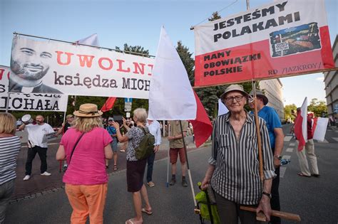 Protest z Profeto w tle Demonstrację w obronie księdza Olszewskiego