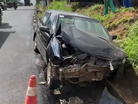 Acidente Entre Carro E Caminh O Deixa Uma Pessoa Ferida E Tr Nsito