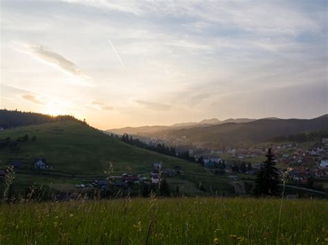 Atardecer En Las Monta As De Los C Rpatos Tarde En Bukovel Ucrania