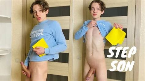 Beau fils nettoyage de la salle Naked pour son papa Cute garçon