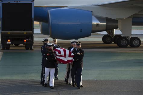 California Sen Dianne Feinsteins Body Returns To San Francisco On