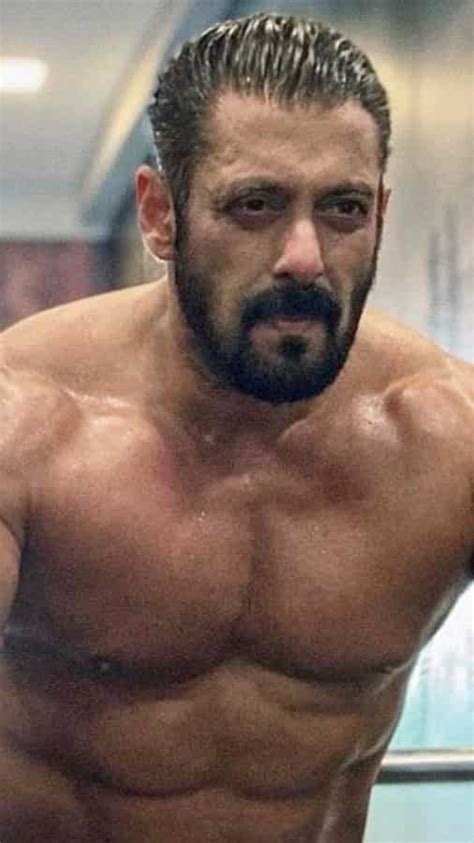 जिम में Salman Khan ने बहाया पसीना पर लोगों ने ले लिए मजे कमेंट पढ़कर