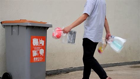 垃圾徵費擬明年下半年實施 將向全港住戶免費派垃圾袋 香港 香港文匯網