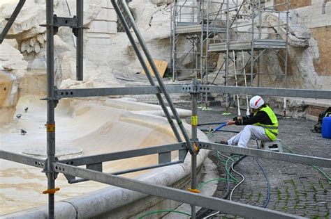 Romes Trevi Fountain Unveils Tourist Catwalk During Cleaning The