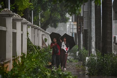 Tropical storm triggers landslides in Philippines, 11 dead