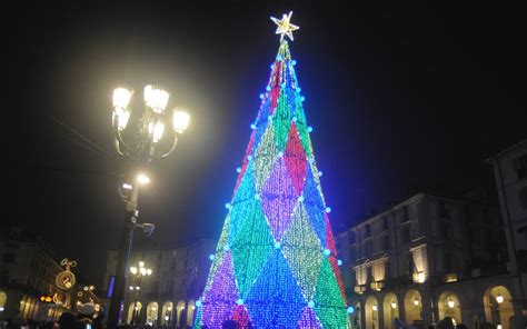 Gli Alberi Di Natale Pi Belli Delle Grandi Citt In Italia Europa E