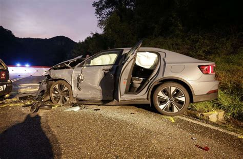 Autofahrer Stirbt Nach Zusammensto Mit Gegenverkehr