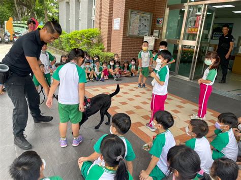 可愛到犯規！ 幼童參訪派出所超萌警犬出任務