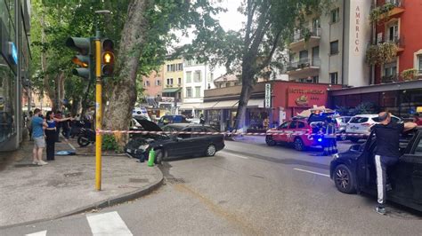 Incidente In Centro A Trento Due Feriti E Due Auto Distrutte