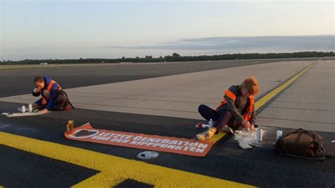 Ativistas Do Clima Bloqueiam Pistas De Dois Aeroportos Na Alemanha