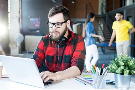 유토이미지 Portrait Of Modern Bearded Man Wearing Glasses And Red Shirt