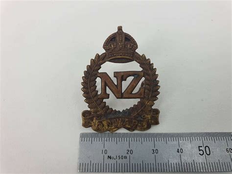 Wwii New Zealand Onward Cap Badge Dated Trade In Military