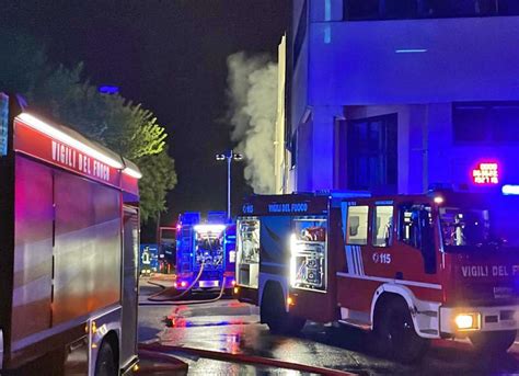 Napoli Incendio In Un Palazzo Di Piani Famiglie Evacuate Nella Notte