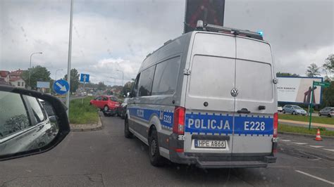 Wypadek w Zielonej Górze Zderzenie osobówek na skrzyżowaniu ZDJĘCIA