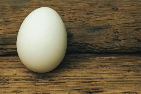 Huevo Blanco En Un Fondo De Mesa De Madera De Roble Viejo Foto Premium